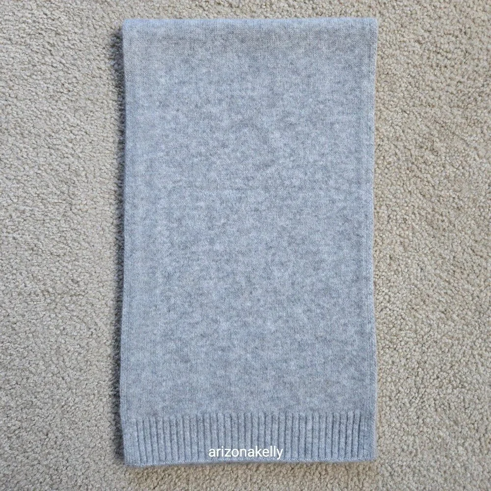 NWOT Cashmere Knit Light Grey Classic Scarf With Ribbed Ends